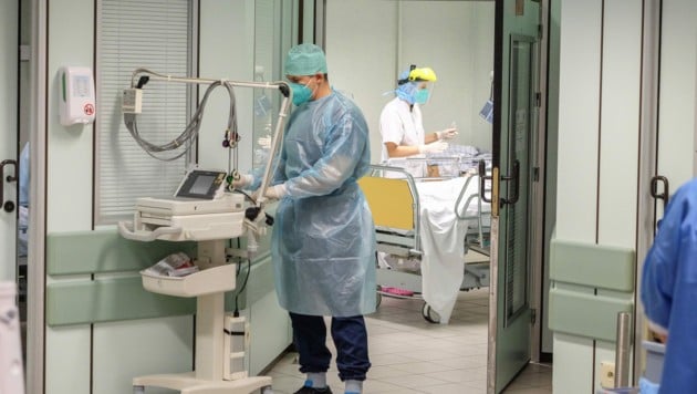 Erschütternd: Trotz einer Infektion mit dem Coronavirus arbeiten Ärzte und Pfleger in Belgien weiter. Sie versorgen dabei „ausschließlich infizierte Patienten“, heißt es. (Bild: APA/AFP/BELGA/BRUNO FAHY)