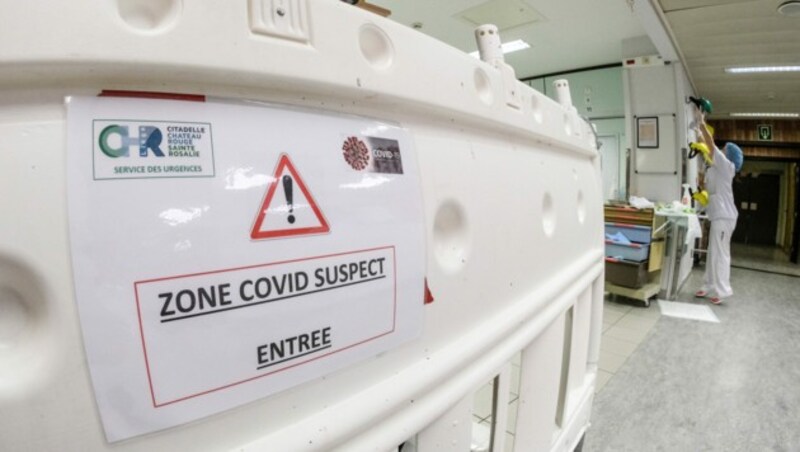 Ein Warnschild weist in einer Klinik im belgischen Lüttich darauf hin, dass sich in diesem Bereich Corona-Verdachtsfälle aufhalten. (Bild: APA/AFP/BELGA/BRUNO FAHY)