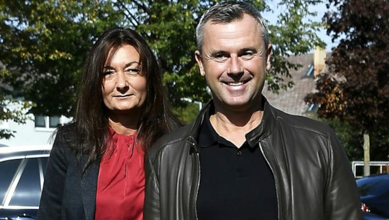 Norbert Hofer mit Ehefrau Verena vor der Stimmabgabe zur Nationalratswahl 2019 (Bild: APA/Robert Jäger)