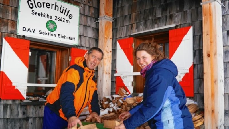 Wolfgang und Vera stapeln schon das Holz vor der Hütte (Bild: Wallner Hannes)