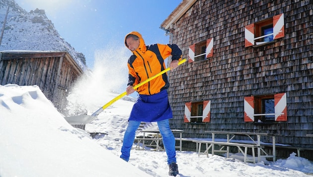 Noch wird geschaufelt, die Schneefräse wird erst geliefert. (Bild: Wallner Hannes)