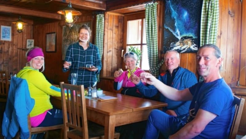 Nachbarn zu Besuch: Familie Oberlohr, die Betreiber des Lucknerhauses, schauten auf der Glorerhütte vorbei. (Bild: Wallner Hannes)