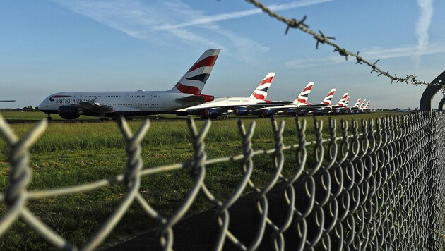 Fluggäste bleiben aus, Jets bleiben am Boden. Das Krisenjahr könnte sich verlängern und für zahlreiche Airports das Aus bedeuten. (Bild: APA/AFP/GUILLAUME SOUVANT)