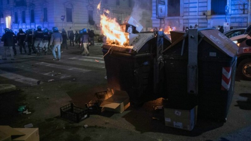 Unter den Demonstranten fand die Polizei auch Mitglieder der italienischen Hooligan-Szene. (Bild: AP)