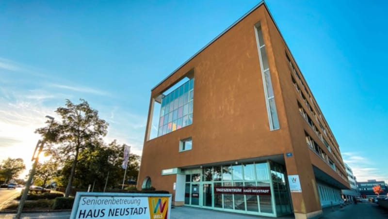 Auch im Seniorenzentrum Haus Neustadt in Wels gab es bisher Dutzende Infizierte (Bild: Markus Wenzel)