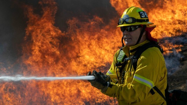 Ein Feuerwehrmann schützt ein Haus in Chino Hills vor den Flammen. (Bild: 2020 Getty Images)