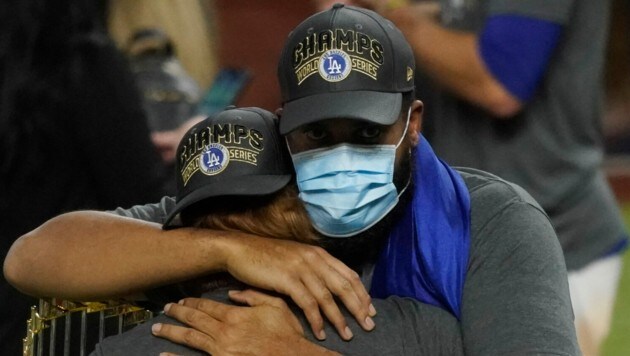Turner umarmt Pitcher Kenley Jansen. (Bild: AP/Tony Gutierrez)