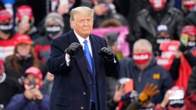 Kämpferische Geste: US-Präsident Donald Trump ballt nach seiner Ansprache in Michigan seine Fäuste. (Bild: AP)