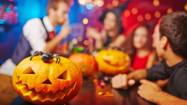 Auch zu Halloween gilt: Die Corona-Schutzmaßnahmen müssen eingehalten werden. (Bild: ©pressmaster - stock.adobe.com)