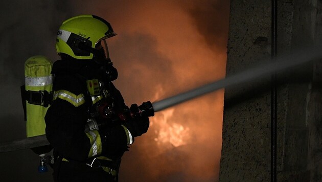 The firefighters were able to contain the fire in the office building in Ansfelden in time (symbolic image) (Bild: P. Huber)