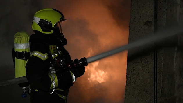 Die Feuerwehr konnten den Brand im Bürogebäude in Ansfelden noch rechtzeitig eindämmen (Symbolbild) (Bild: P. Huber)