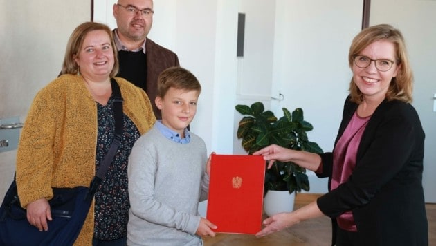Der vife Leopold mit seinen stolzen Eltern - von Energieministerin Leonore Gewessler (Grüne) gab es für die Erfindung eine erste Öko-Adelung. (Bild: Zwefo)