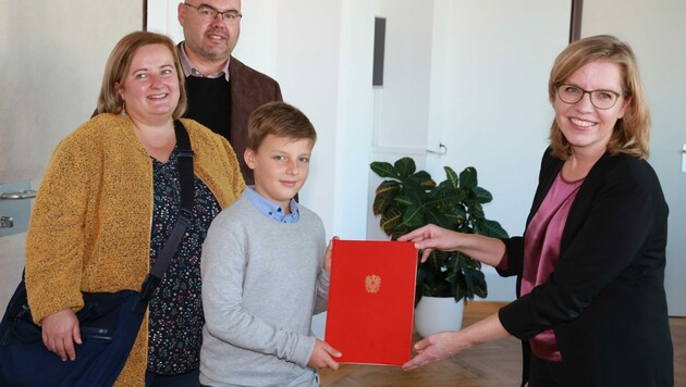 Der vife Leopold mit seinen stolzen Eltern - von Energieministerin Leonore Gewessler (Grüne) gab es für die Erfindung eine erste Öko-Adelung. (Bild: Zwefo)