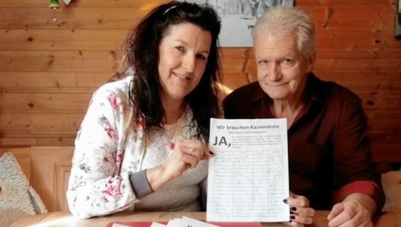 Carina und Wolfgang Klemmer aus Fohnsdorf mit ihrer Petition (Bild: Jasmin Klemmer)