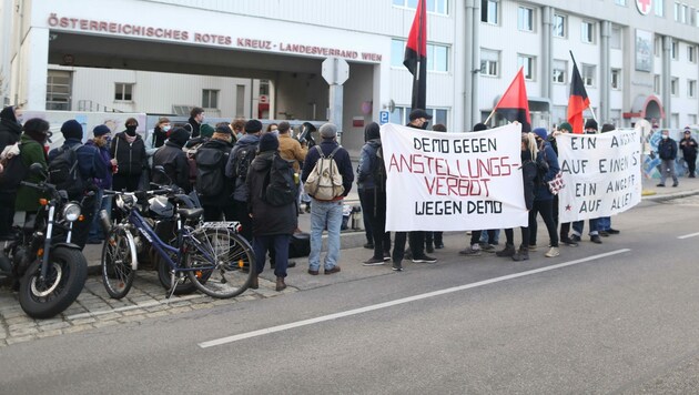 Protest: Vor der Zentrale des Roten Kreuzes demonstrierten ehemalige Mitarbeiter, die nicht wieder beschäftigt werden. (Bild: Gerhard Bartel)