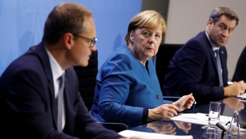 Kanzlerin Angela Merkel mit Bayerns Ministerpräsident Markus Söder und dem Berliner Bürgermeister Michael Müller während der Pressekonferenz (Bild: APA/AFP/POOL/FABRIZIO BENSCH)