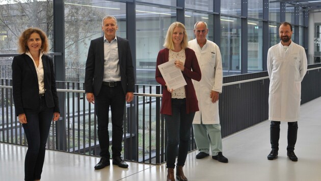 Sonja Bidmon, Ralf Terlutter und Svenja Diegelmann von der Uni forschen gemeinsam mit Primar Rudolf Likar und Oberarzt Markus Köstenberger zum Thema Patientenverfügungen. (Bild: Klinikum)
