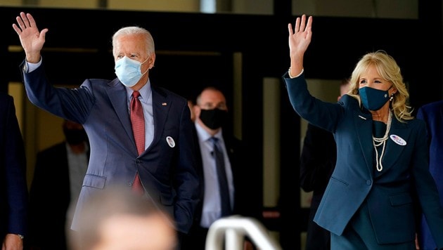 Präsidentschaftskandidat Joe Biden und seine Frau Jill winken Schaulustigen nach Abgabe ihrer Stimmzettel im US-Staat Delaware zu. (Bild: AP)