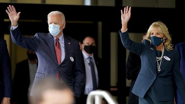 Präsidentschaftskandidat Joe Biden und seine Frau Jill winken Schaulustigen nach Abgabe ihrer Stimmzettel im US-Staat Delaware zu. (Bild: AP)