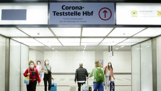 Eine Corona-Teststation in Berlin (Bild: AP)