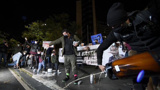 In Rom liefen die Proteste friedlicher ab - Gastronomen verschütteten Bier, um ihrem Unmut über die strengen Maßnahmen Luft zu machen. (Bild: AFP )