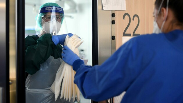 Krankenschwestern auf einer Intensivstation des Universitätsklinikums Essen (Bild: APA/AFP/Ina FASSBENDER)