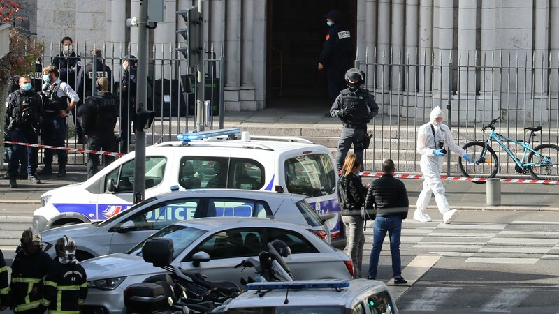 Eine Eliteeinheit der französischen Polizei vor der Kirche (Bild: AFP)