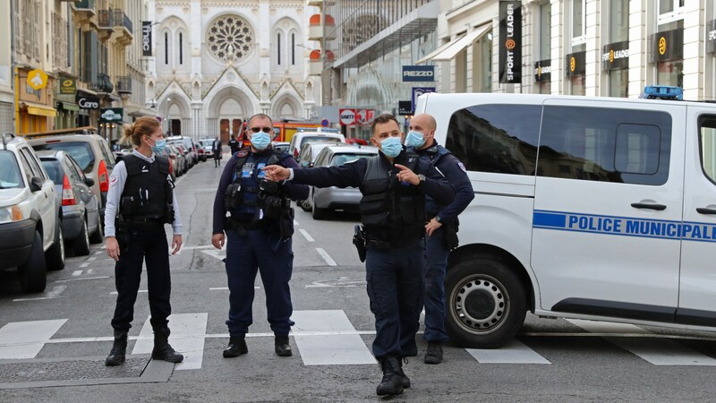 Die französische Polizei riegelte den Bereich rund um die Kirche von Notre Dame weitläufig ab. In der Kirche enthauptete der Täter eine Frau, kurz darauf wurde er außerhalb von der Polizei angeschossen und verhaftet. (Bild: AFP)