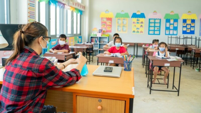 Das Tragen einer Maske bleibt freiwillig - außer die Schule macht eigene Vorgaben. (Bild: visoot/stock.adobe.com)