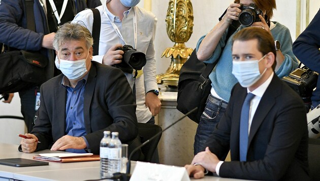 Bundeskanzler Sebastian Kurz (ÖVP) und Vizekanzler Werner Kogler (Grüne) am Rande der Beratungen mit Gesundheitsexperten des Landes (Bild: APA/HERBERT NEUBAUER)