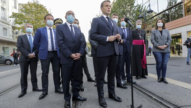 Der französische Staatspräsident Emmanuel Macron besuchte noch am Donnerstag den Tatort des „islamistischen Terroranschlags“ in Nizza. (Bild: AP)
