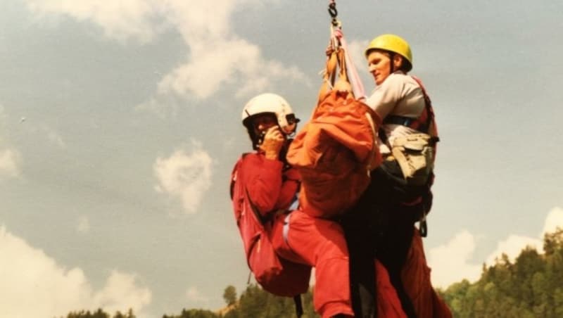 Senn mit gelbem Helm am Seil hängend (Bild: Werner Senn)