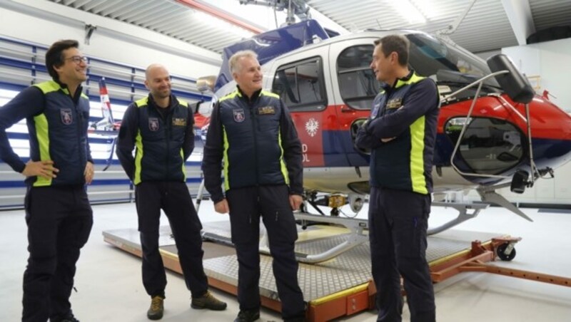 Ex-Skispringer und Mitarbeiter Andreas Kofler, Flight Operator Stefan Becker, Werner Senn und Dienststellenleiter Hans Schlager (von links) (Bild: Birbaumer Christof)