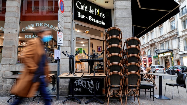 Cafés, Restaurants und Bars müssen in Frankreich wie Deutschland für vier Wochen schließen. Das sorgt bei vielen für Unverständnis und viel Ärger. (Bild: REUTERS/Pascal Rossignol)