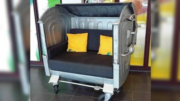 Aus einer alten Mülltonne wurde sogar eine Couch gefertigt! (Bild: energie-autark)