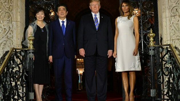 Donald Trump und First Lady Melania begrüßten Premierminister Shinzo Abe und seine Frau Akie Abein in seinem noblen Golf-Resort Mar-a-Lago. (Bild: AFP)