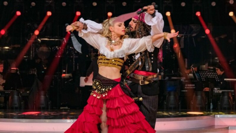 Als sexy Piratenbraut wirbelt Silvia Schneider am Freitagabend durch den ORF-Ballroom. (Bild: ORF)