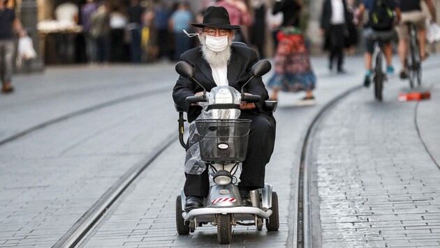 Ein ultraorthodoxer Jude mit Maske in Jerusalem (Bild: AFP)
