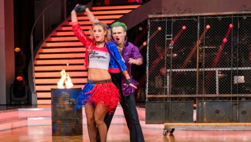 Michaela Kirchgasser und Vadim Garbuzov als Harley Quinn und Joker (Bild: ORF)