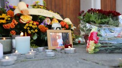 Blumen und Kerzen am Tatort erinnern an die drei Todesopfer des Terroranschlags in Nizza. (Bild: AFP)