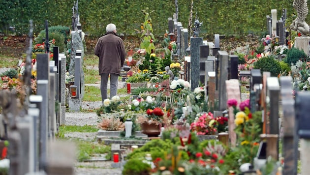 Die Diözese rät , die Gräber von Verstorbenen zu besuchen – man soll allerdings auf größere Familientreffen verzichten. (Bild: Christof Birbaumer Kronenzeitung)