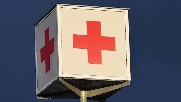 Das Rote Kreuz brachte die verletzte 39-Jährige nach dem Unfall ins LKH Villach (Bild: P. Huber)