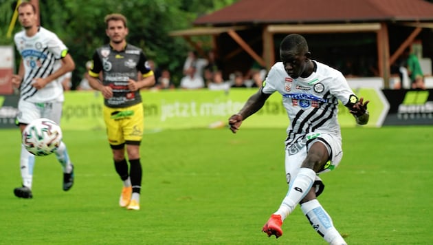 Amadou Dante (r.) unterschrieb langfristig beim SK Sturm. (Bild: Sepp Pail)