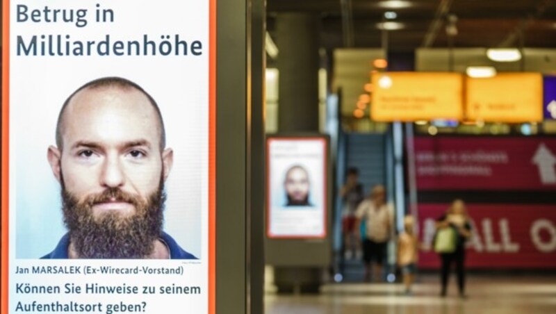 Jan Marsalek auf einem Fahndungsplakat (Bild: EPA/CLEMENS BILAN)