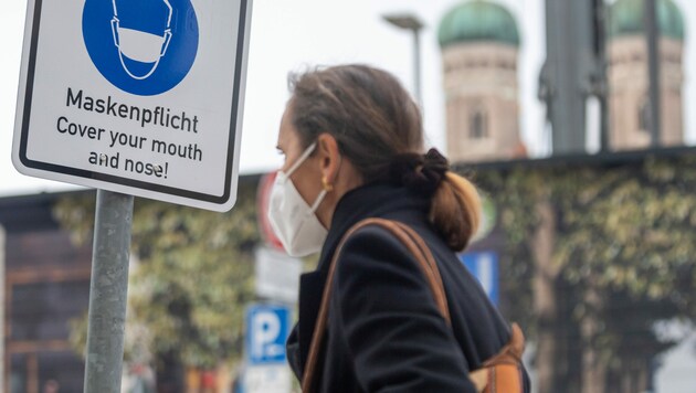 Ein Schild mit der Aufschrift „Maskenpflicht“ in einer Straße in München (Bild: APA/dpa/Peter Kneffel)