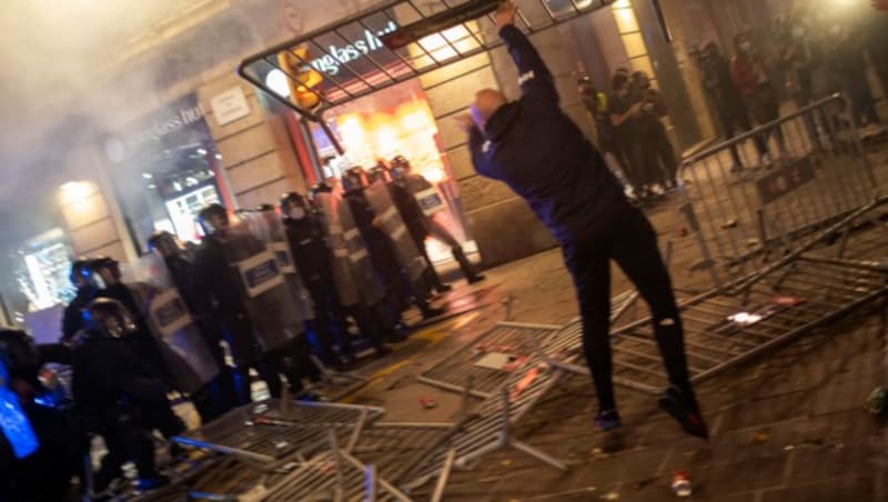 „Straßenschlachten“ zwischen Demonstranten und Polizisten in Katalonien und der Hauptstadt Madrid eskalierten. (Bild: AP Photo/Emilio Morenatti)