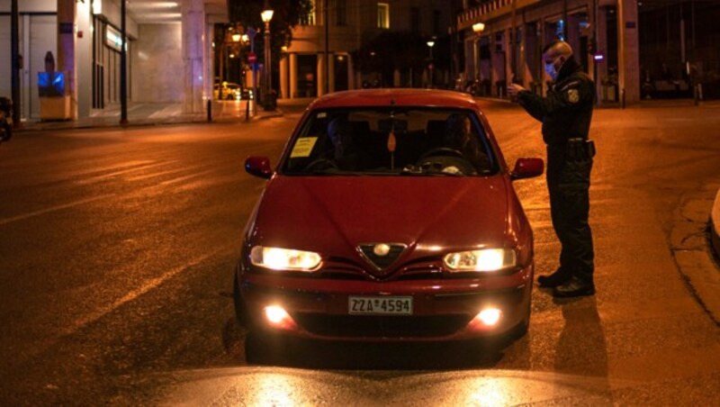 Nächtliche Polizeikontrolle in Athen (Bild: AFP)