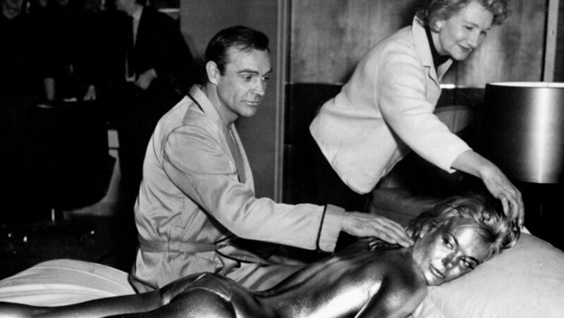 Sean Connery 1964 als James Bond mit Shirley Eaton in „Goldfinger“. (Bild: AP Photo/Victor Boynton)