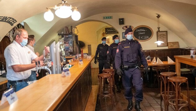 Auch Lokale wurden von der Polizei kontrolliert. (Bild: Horst Einöder/Flashpictures)