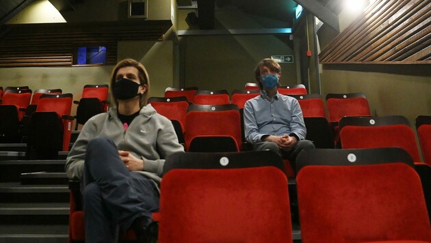 Nach strengen Regeln und gekennzeichneten Sitzplätzen bleiben Kinosäle die nächsten Wochen wieder leer. (Bild: NEIL HALL)